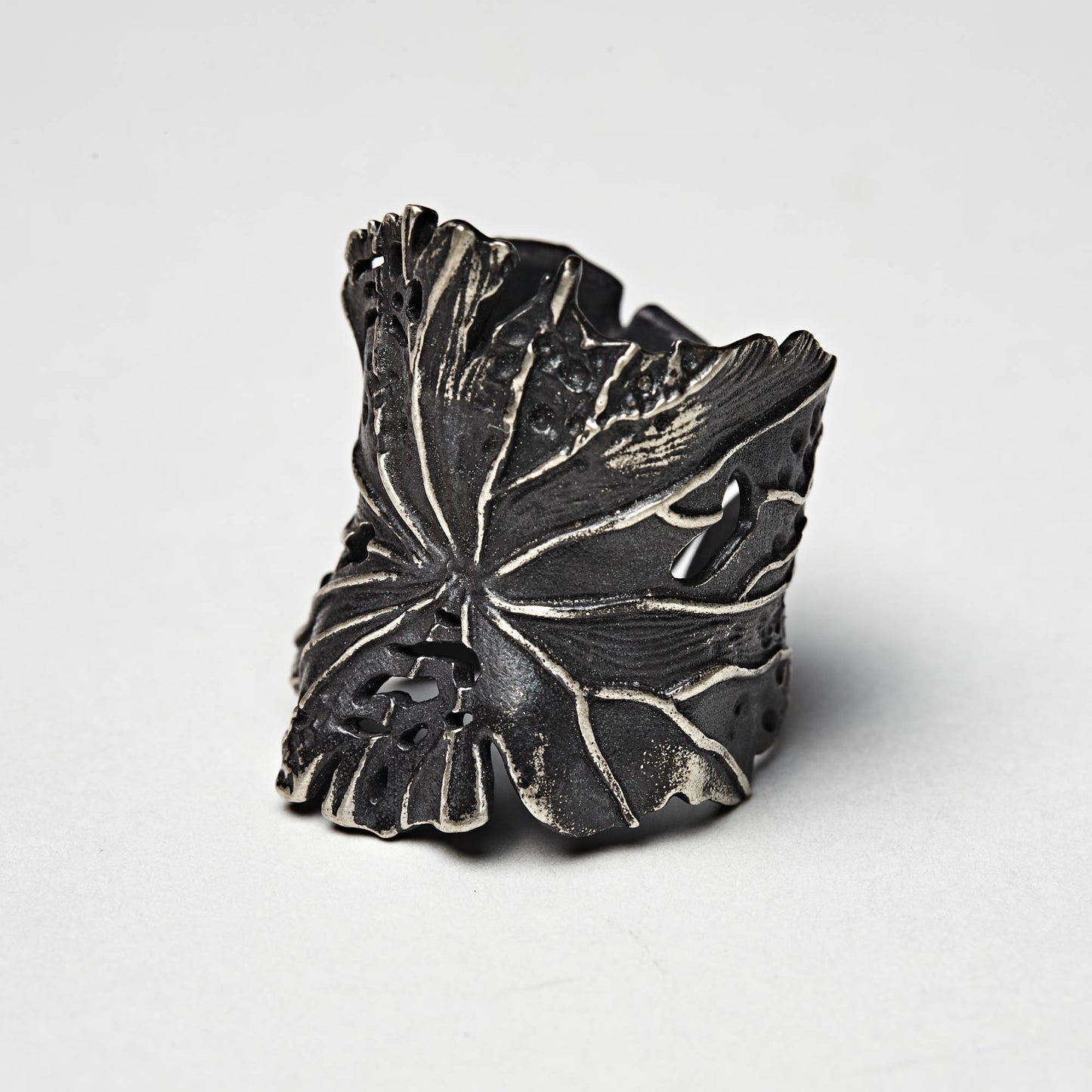Noir Lotus Leaf Ring - [晿Cheng]